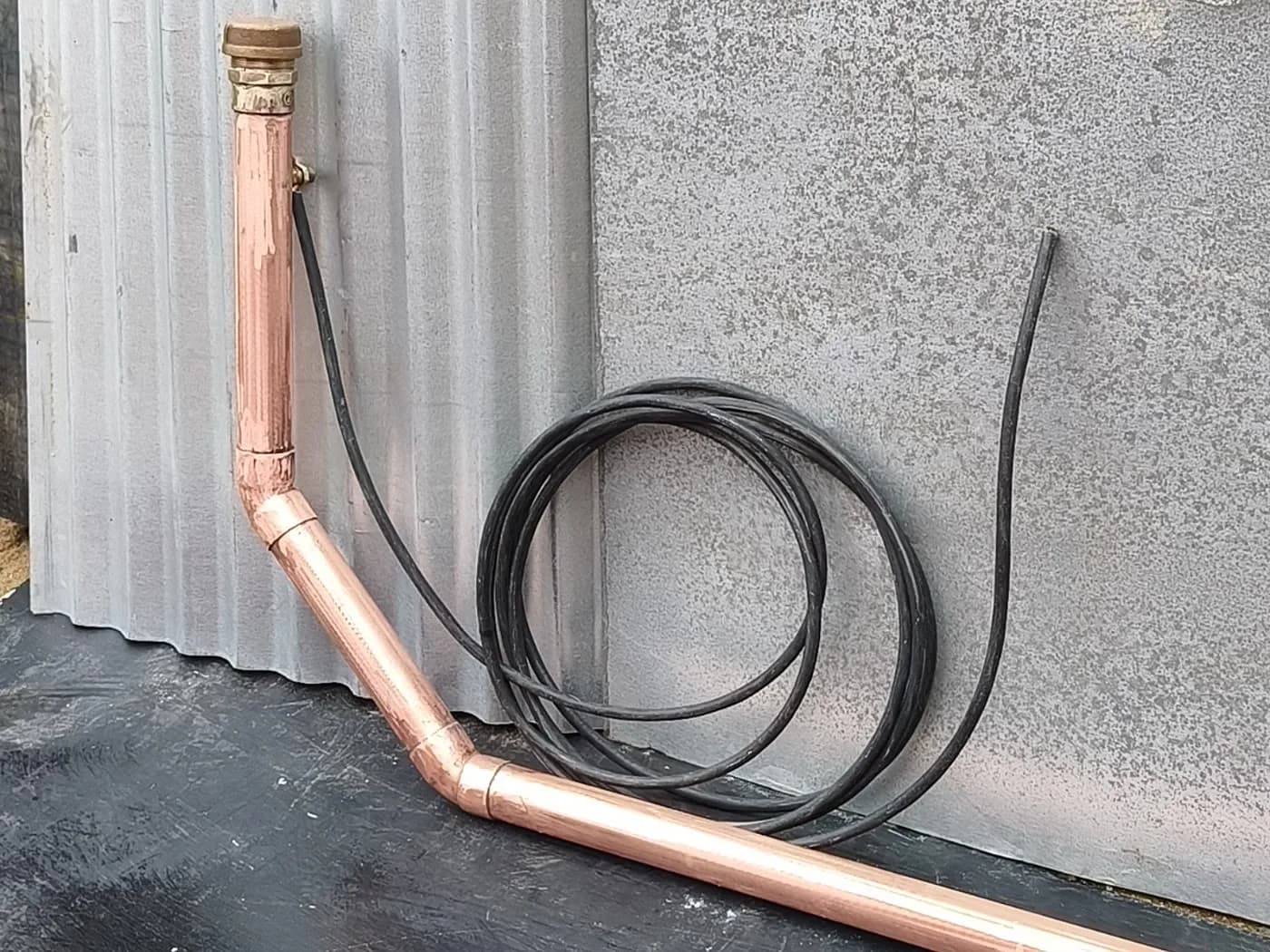Cañería de cobre para empalme eléctrico junto a manguía corrugada